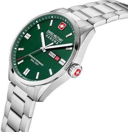 Vinklad vy: Herrarmbandsur med grön urtavla, armband i rostfritt stål och krona med röd emblem