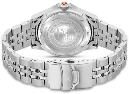 Herrklocka med silverfärgat metallarmband och graverat boettlock