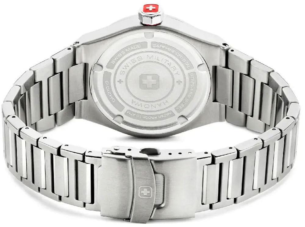 Baksidan av en silverfärgad herrklocka med metallarmband och graverat boettlock.