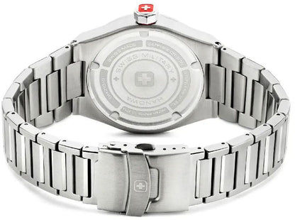 Baksidan av en silverfärgad herrklocka med metallarmband och graverat boettlock.