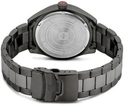 Herrklocka sedd bakifrån: grått metallarmband, runt boett med prägling