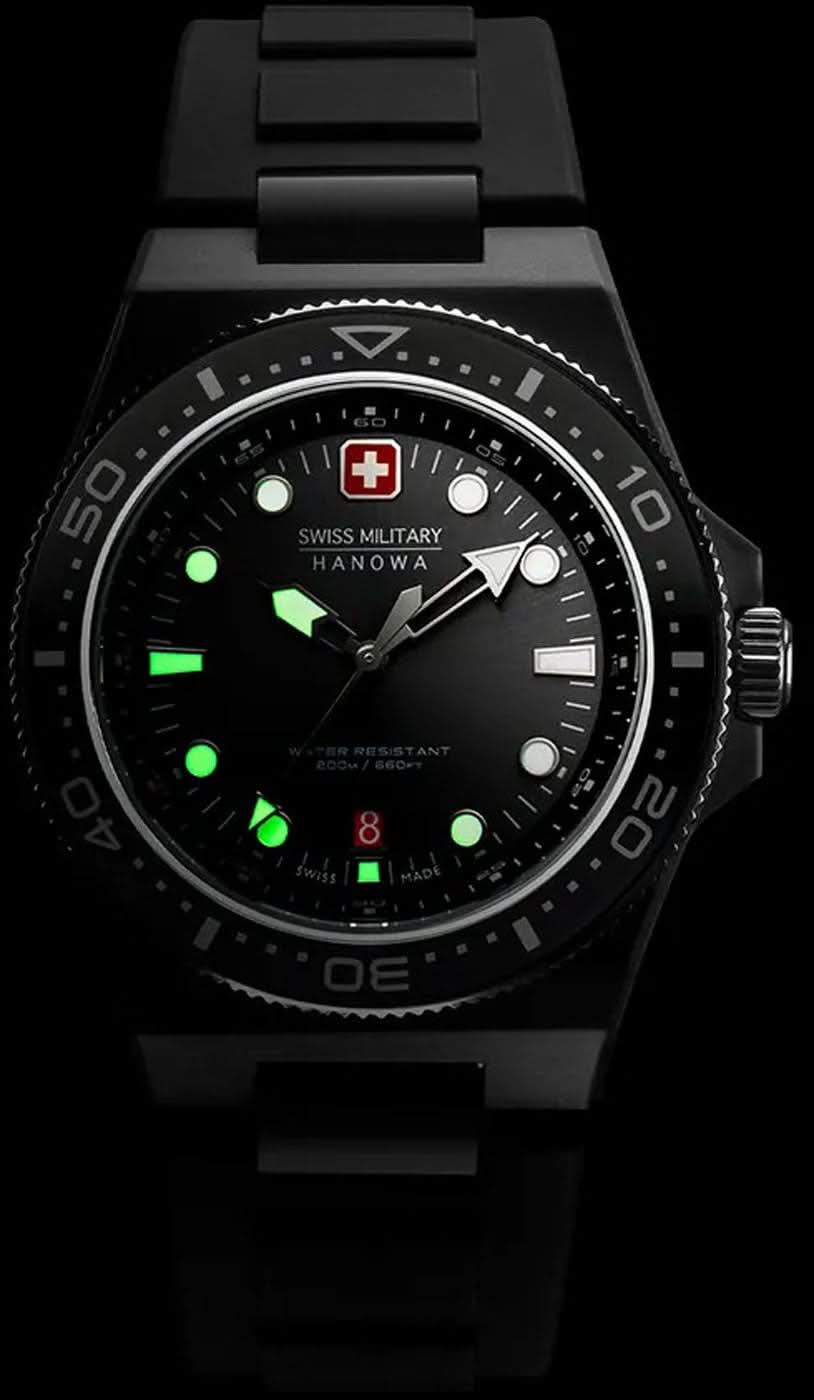 Herrklocka med mörk urtavla och självlysande gröna markeringar, svart armband