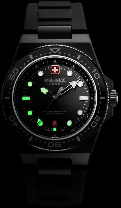 Herrklocka med mörk urtavla och självlysande gröna markeringar, svart armband