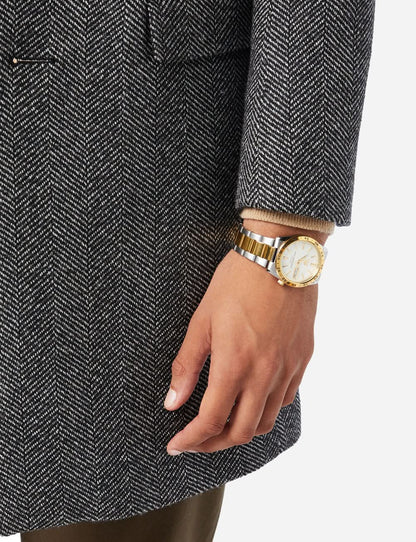 Bicolore herrklocka på handleden, silverfärgat armband med gulddetaljer, rund urtavla