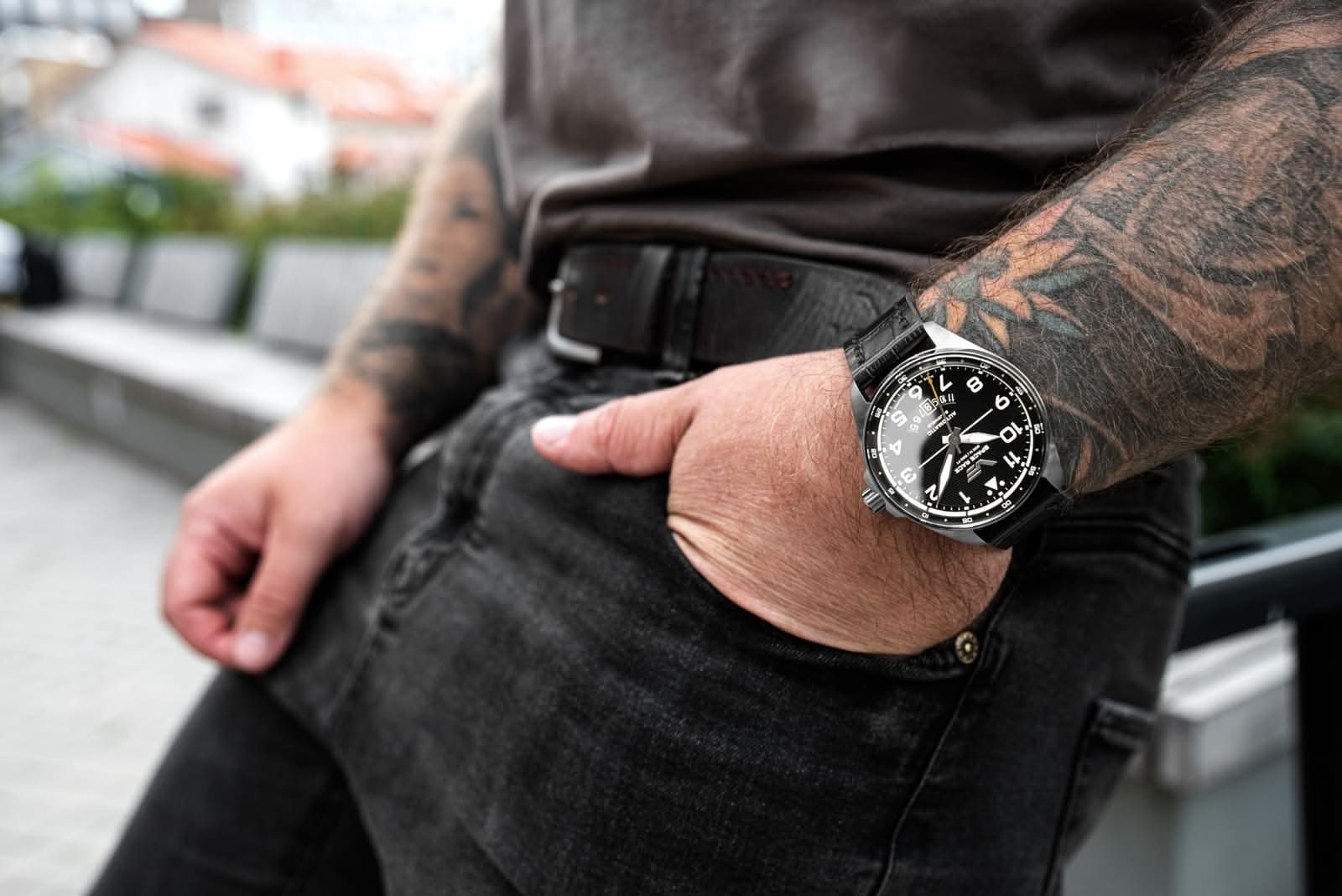 Herrarmbandsur med svart urtavla och läderarmband, silverfärgat hölje