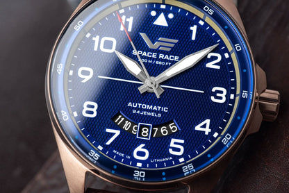 Herrklocka närbild: blå urtavla med texten "Automatic" och brunt läderarmband