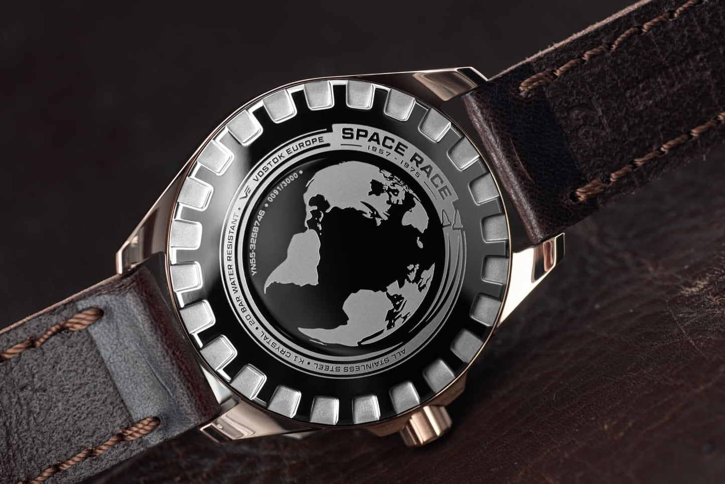 Herrarmbandsur med världskartmotiv på baksidan av boetten och brunt läderarmband