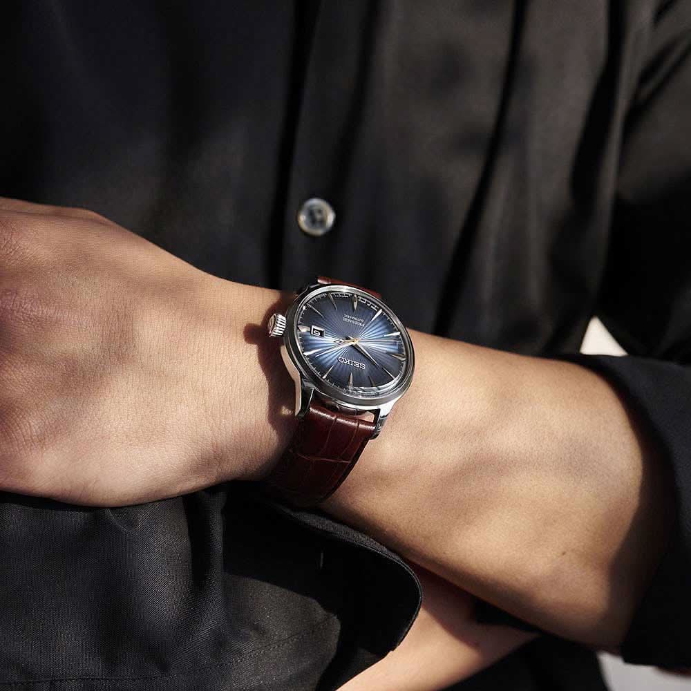 Armbandsur för herrar på handleden med blå urtavla, brunt läderband och krona