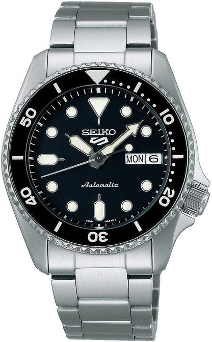 Seiko herrur med svart urtavla, stållänk och datumvisning "MÅN"