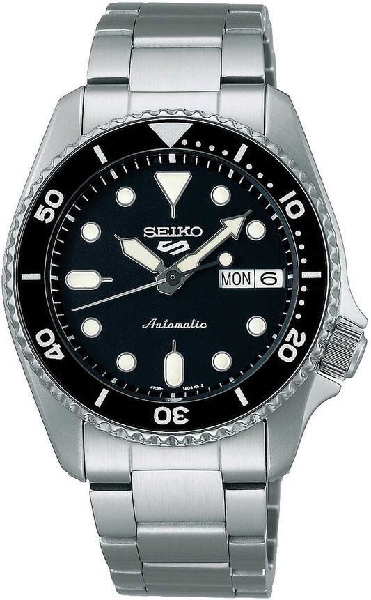 Seiko herrur med svart urtavla, stållänk och datumvisning "MÅN"