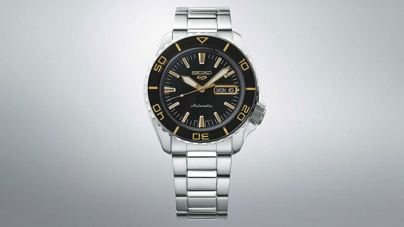 Seiko 5 Sports herrarmbandsur med svart urtavla och stållänk
