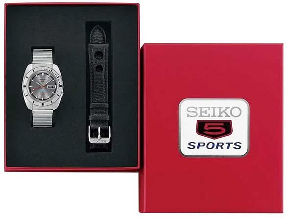 Klockset i kartong: herrarmbandsur och extra svart läderband med Seiko Sports-logotyp
