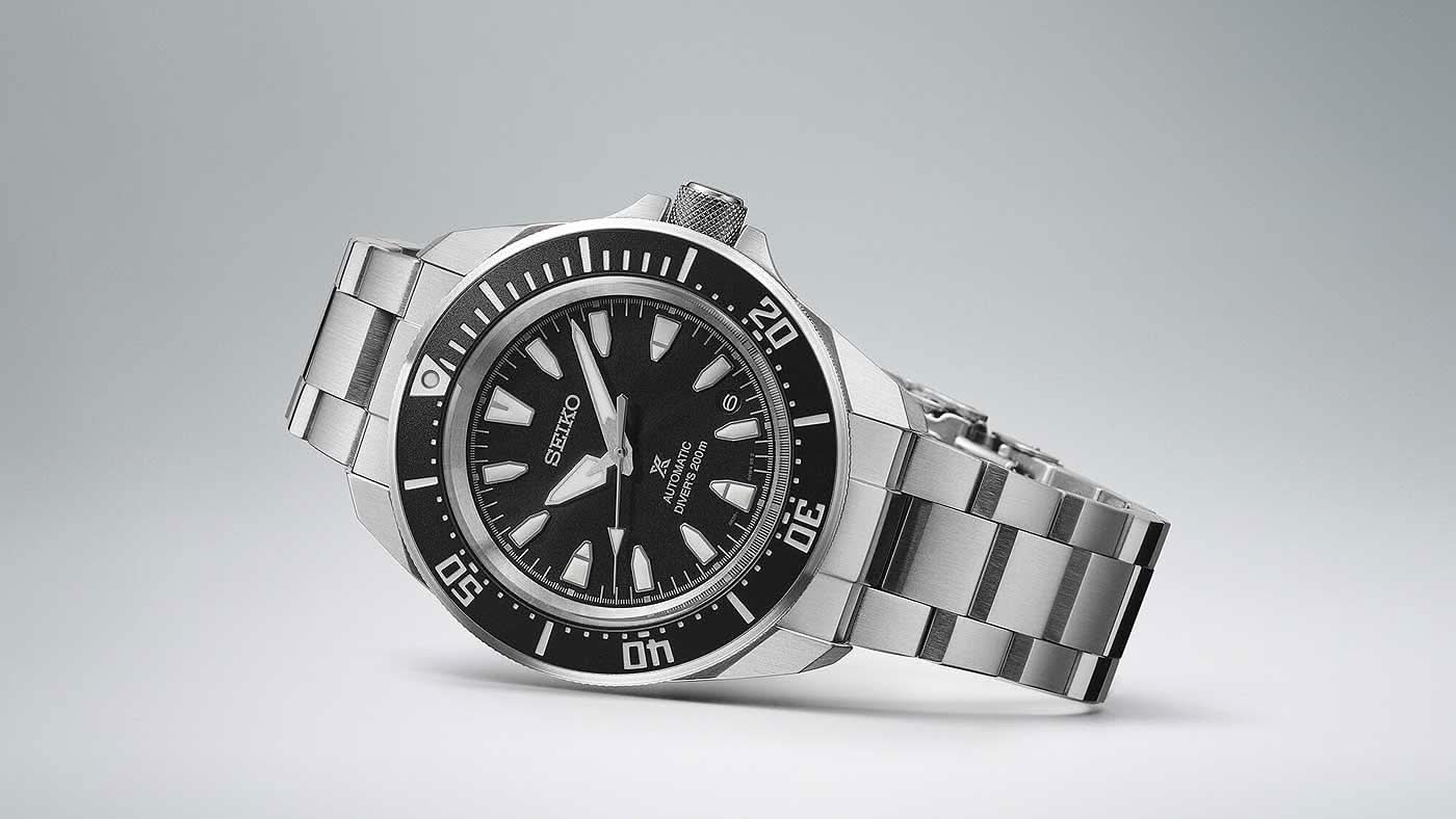 SEIKO herrur med armband i rostfritt stål, svart infattning och svart urtavla
