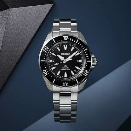 SEIKO herrur med armband i rostfritt stål, svart urtavla och dykarring
