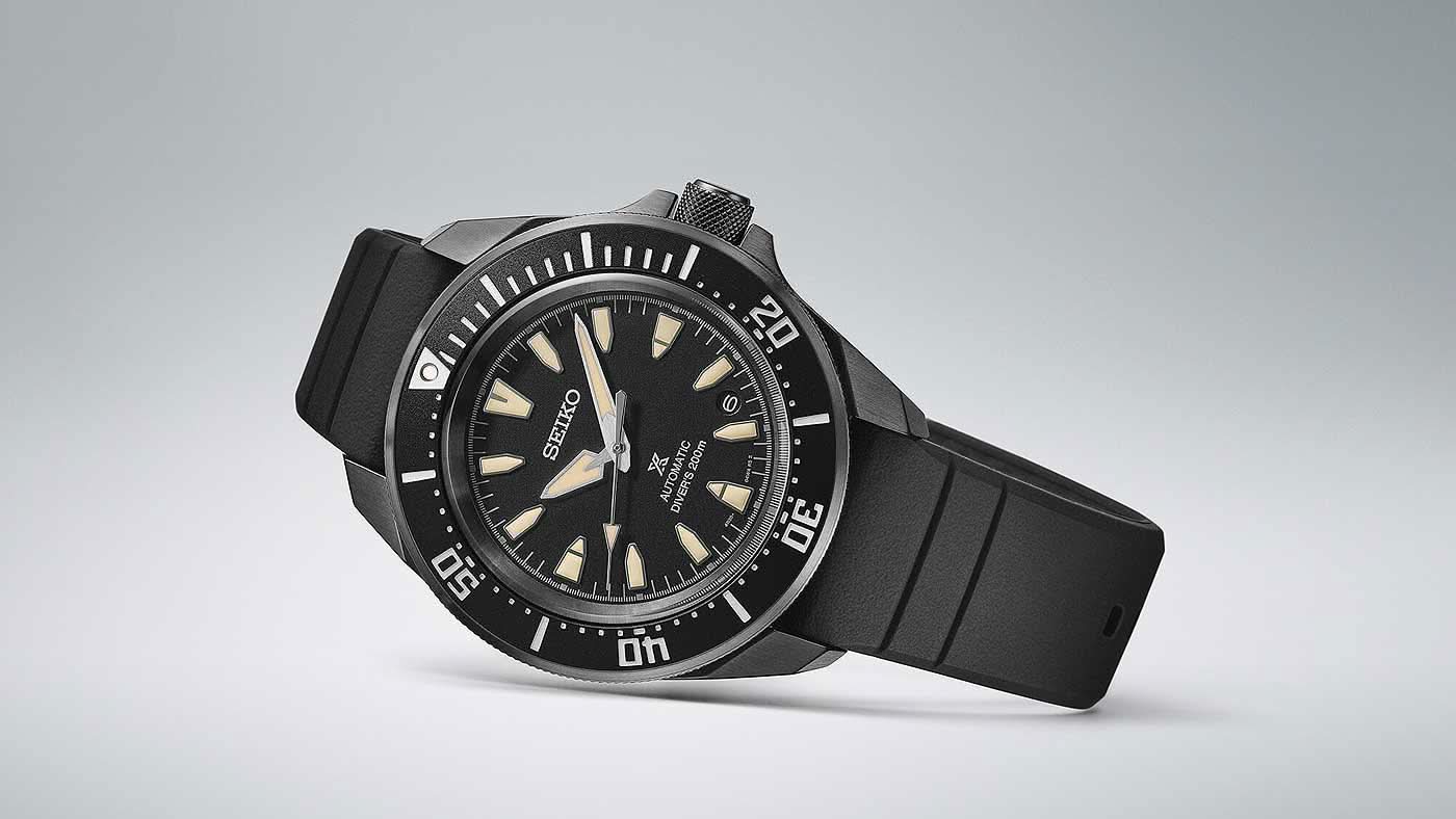Seiko herrarmbandsur med analog svart urtavla och brett svart gummiarmband