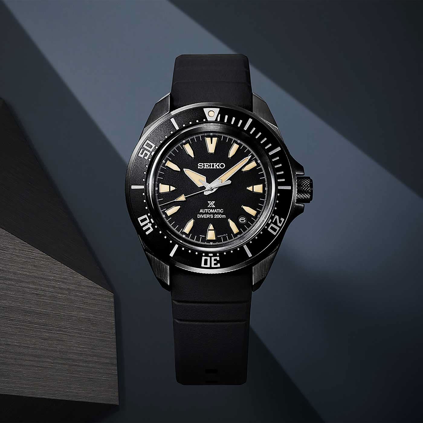 Herrklocka Seiko dykardesign: svart urtavla, svart infattning, silikonarmband