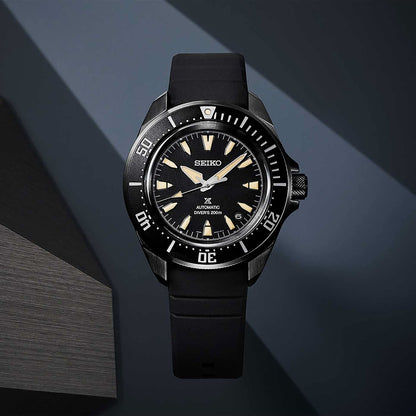 Herrklocka Seiko dykardesign: svart urtavla, svart infattning, silikonarmband
