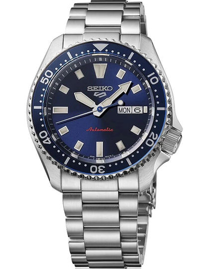 Seiko 5 Sports herrklocka med blå urtavla, stållänk och infattning, datum vid 6