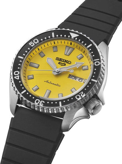 Seiko 5 Sports automatisk klocka med gul urtavla, datumfönster MÅN 6 och svart gummiband