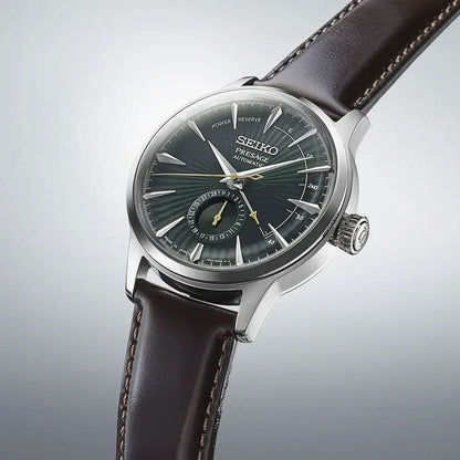 Seiko Presage herrklocka från sidan, mörkgrön urtavla med läderarmband.