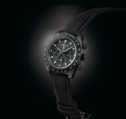 Seiko herrklocka med svart tygband, svart infattning, mörkgrön kronografurtavla.