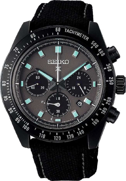 Seiko herrklocka med svart tygarmband, mörkgrön urtavla, kronograf och tachymeter.