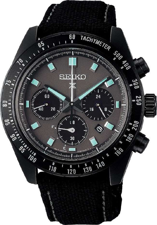 Seiko herrklocka med svart tygarmband, mörkgrön urtavla, kronograf och tachymeter.