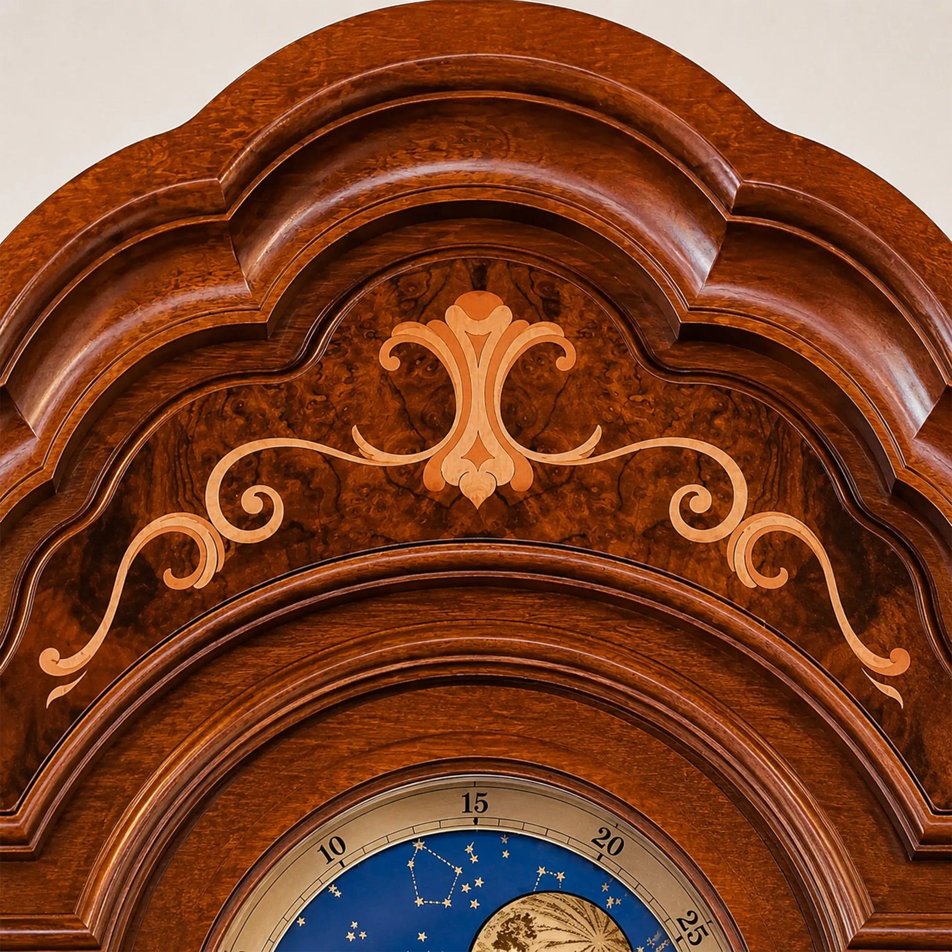 Dekoration på den övre delen av trägolvsklockan med ornament