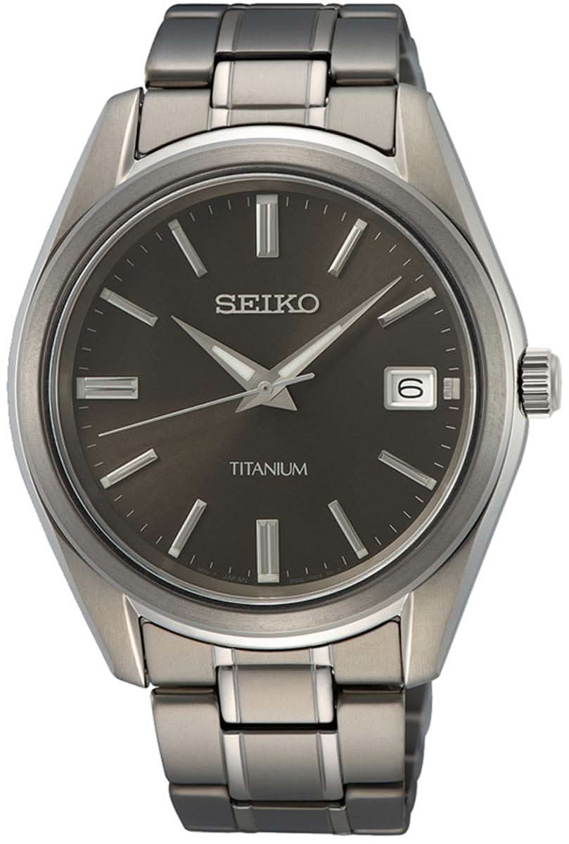 Herrklocka med svart urtavla, streckindex och armband i titan