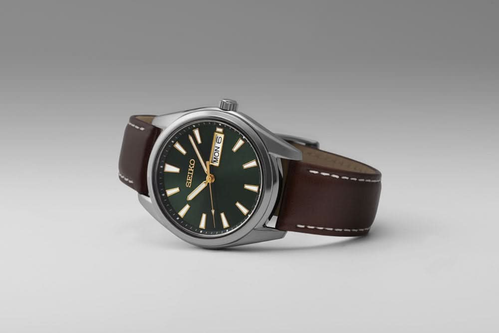 Seiko herrklocka med mörk urtavla, brunt läderarmband och lysande index