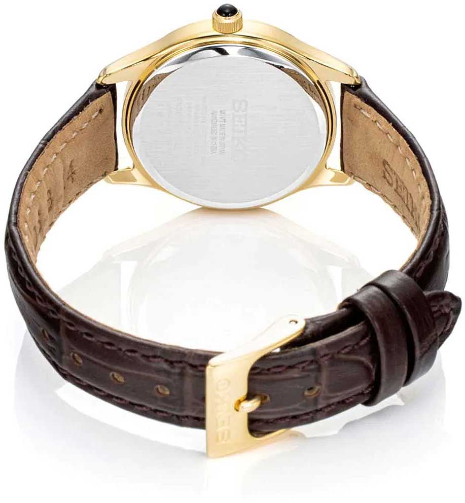 Seiko damklocka med brunt läderarmband och guldfärgat spänne, baksida vid handleden