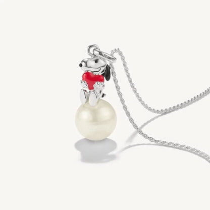 Hänge med Snoopy-figur i sterlingsilver och röd halsduk på snöboll