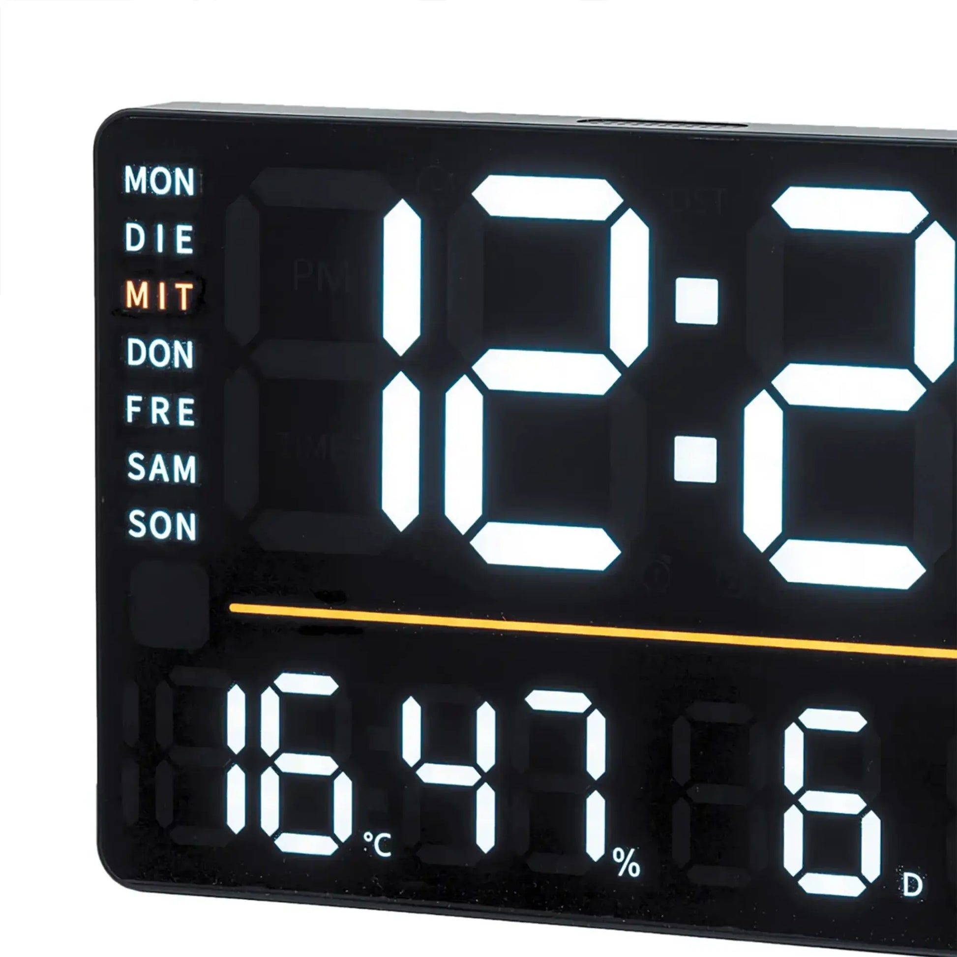 Digital klocka med LED-display, svart, visar tid samt temperatur/luftfuktighet.