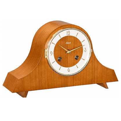 Holztischklocka med rund urtavla och guldfärgade visare.