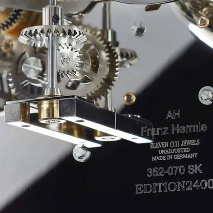 Urtillbehör med trycket "Franz Hermle", metallkugghjul, guldfärgade delar