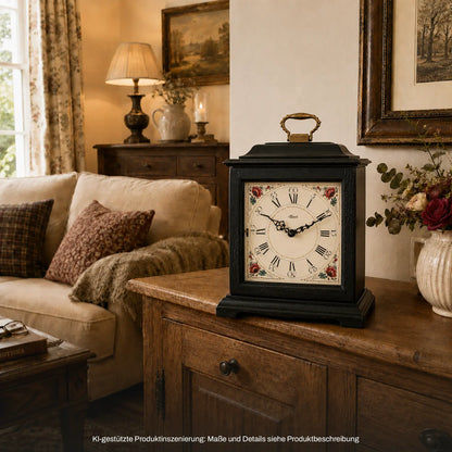 Vintage Tischuhr auf Sideboard, schwarzes Gehäuse mit ornamentiertem Ziffernblatt