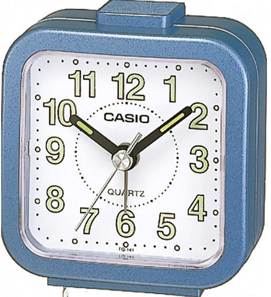 Casio reseväckarklocka med blått plastfodral, vit urtavla och analoga visare.
