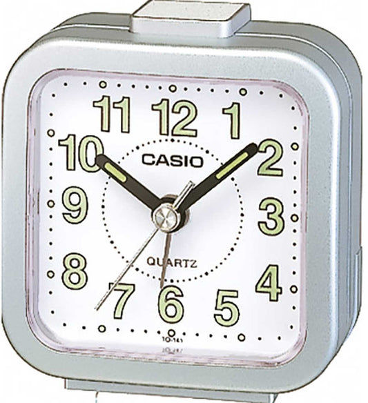Analog kvartsklocka från CASIO med silverfärgat hölje och vit urtavla