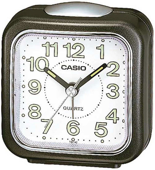 Klassisk Casio kvartsklocka med grön plastboett och analog urtavla