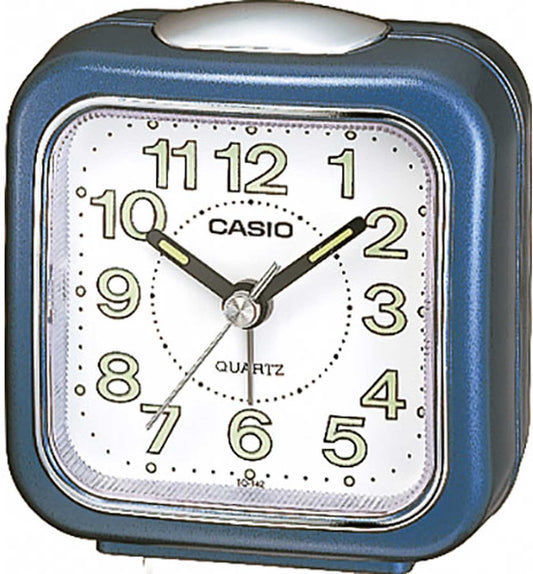 Blå analog väckarklocka från Casio med vit urtavla och svarta siffror