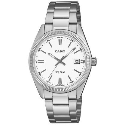 Zegarek na rękę Casio ze srebrną metalową bransoletą, okrągłą białą tarczą i datownikiem