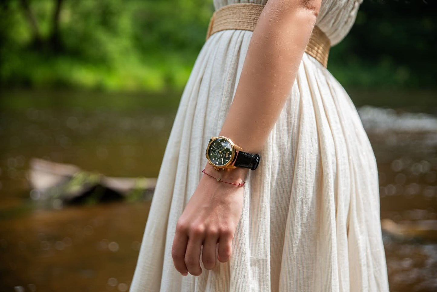 "Damklocka på handleden: svart urtavla, roséguldpläterat hölje och svart läderarmband"
