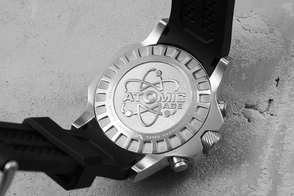 Uhrboden mit silberner Gravur und schwarzem Armband