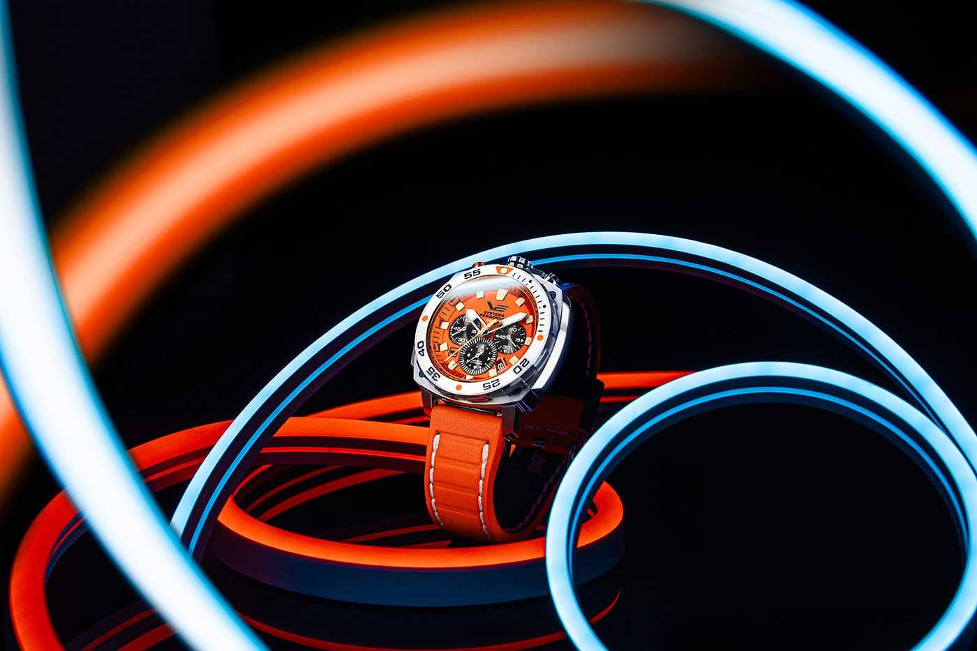 Herrklocka med orange armband och silverfärgat hölje