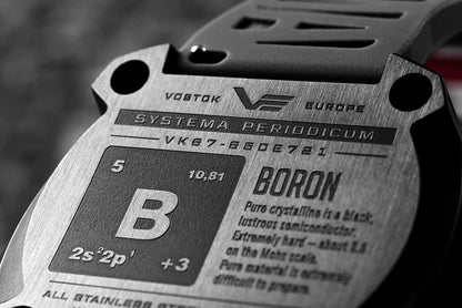 Klockfodral med gravyr "VOSTOK EUROPE" och "BORON" på baksidan