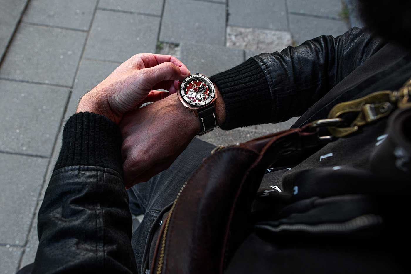 Herrklocka på handleden med svart strukturerat silikonband