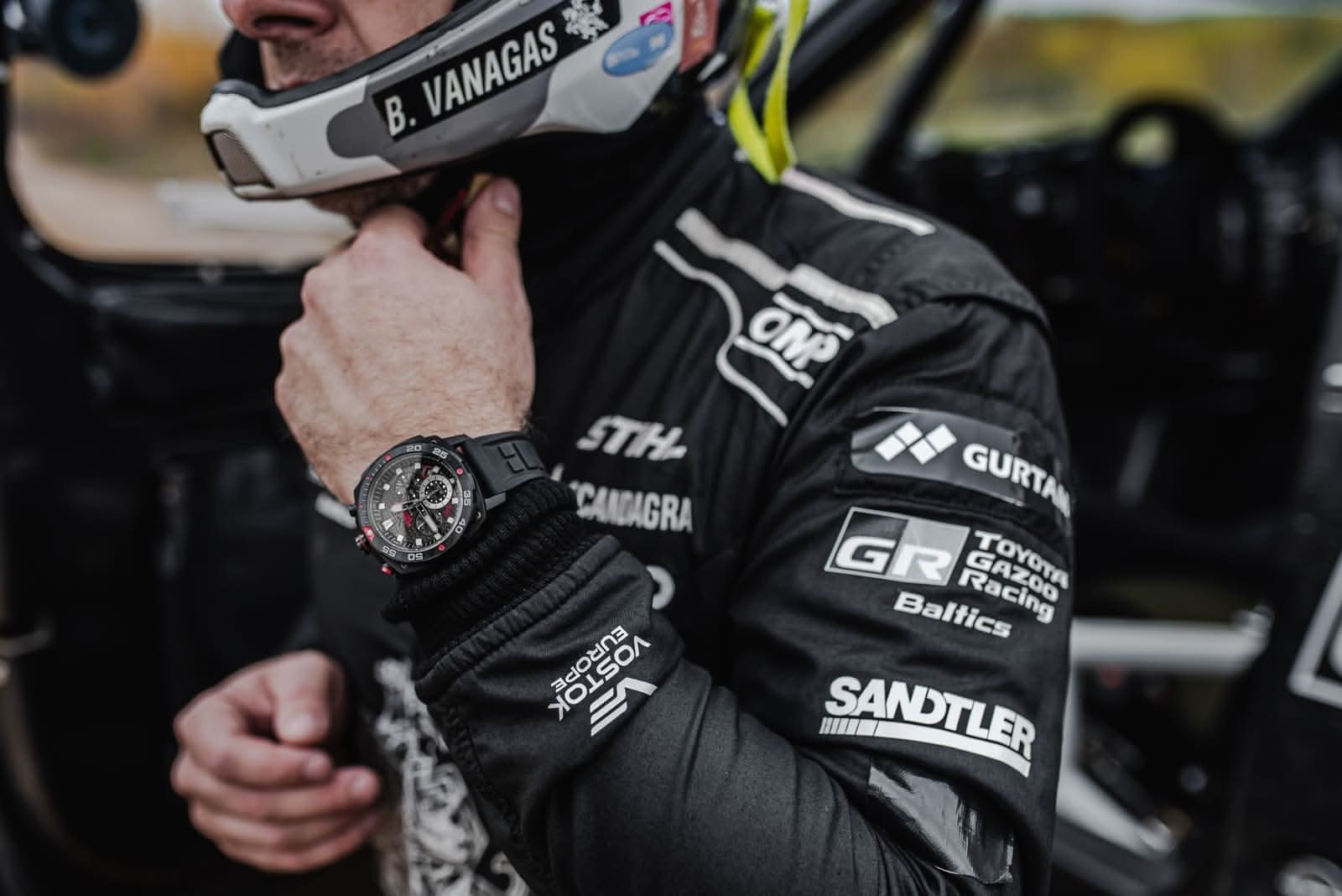Herrklocka på handleden: svart kronografurtavla, svart infattning, svart armband