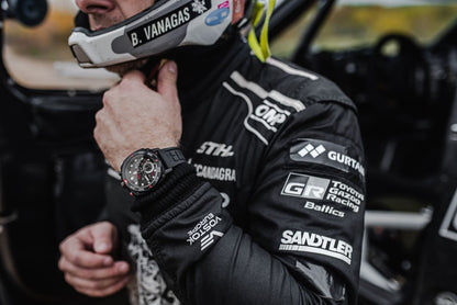 Herrklocka på handleden: svart kronografurtavla, svart infattning, svart armband