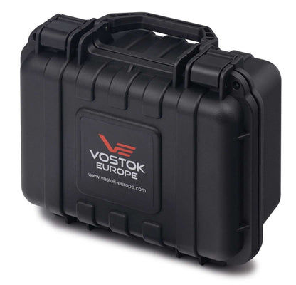 Klockfodral i svart plast med VOSTOK EUROPE-logotyp