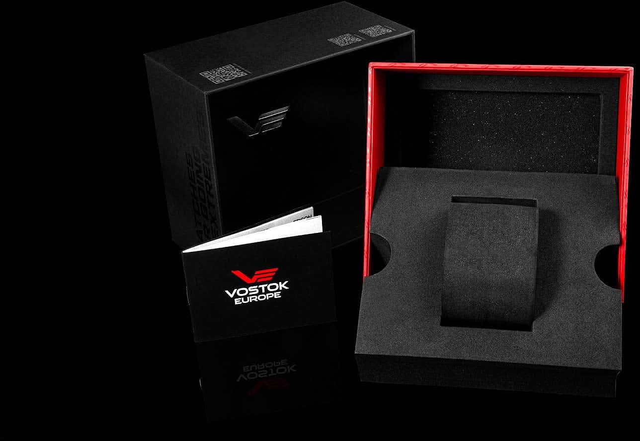 Klockbox-set: svart låda med röd kant, Vostok Europe-emblem och fyllnadsmaterial